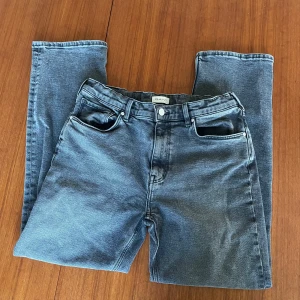 Mörkgrå Gant jeans - Säljer dessa mörkgrå Gant jeans. Skicket är 9/10. Perfekta till en snygg och stilren outfit. Storleken är 158-164 cm 13/14 år