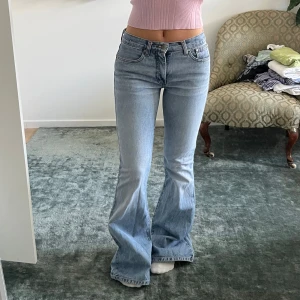 Långa ljusblå bootcut jeans! - Super fina vintage bootcut jeans från Mohave💗Helt perfekt skick med inga slitningar alls. Midwaist passform. Innerbenslängd 81cm, midjemått 36cm.