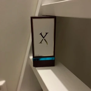 Xerjoff Erba Pura - Lyxig parfym från Xerjoff i en elegant mörkblå flaska med gulddetaljer och unik kork. Kommer i en exklusiv ask med blå och guldiga inslag. Doften är känd för sin rika och sofistikerade karaktär.