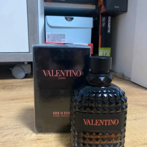 Valentino Uomo Born In Roma Coral Fantasy EdT 100ml - Parfymen Valentino Uomo Born In Roma Coral Fantasy EdT kommer i en lyxig svart flaska med nitar och svart etikett. Doften är maskulin och modern, perfekt för dig som gillar exklusiva parfymer. Flaskan rymmer 100 ml och har en elegant design. Helt ny