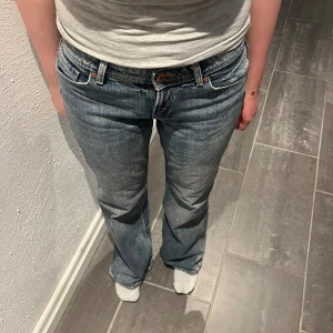 Blå jeans med bootcut från Bershka - Säljer ett par klassiska blå jeans från Bershka med bootcut och normal passform. Jeansen har fem fickor, knapp och dragkedja framtill samt snygg tvättad look. Perfekta till vardags och lätta att matcha med olika toppar. Lite slitna vid benen. Hör av er vid frågor eller om ni vill ha fler bilder.💛