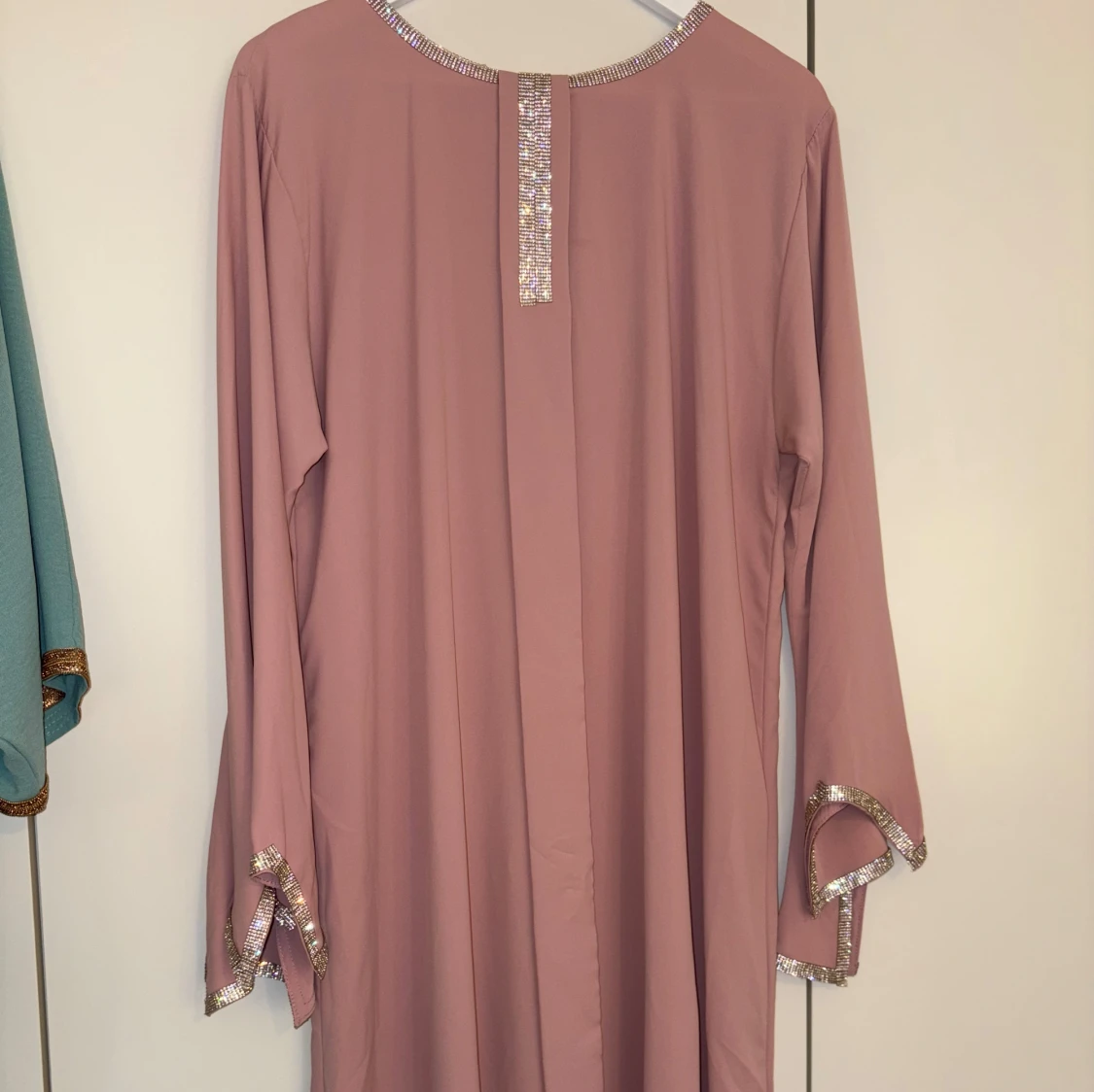 Lång rosa klänning med paljettkant