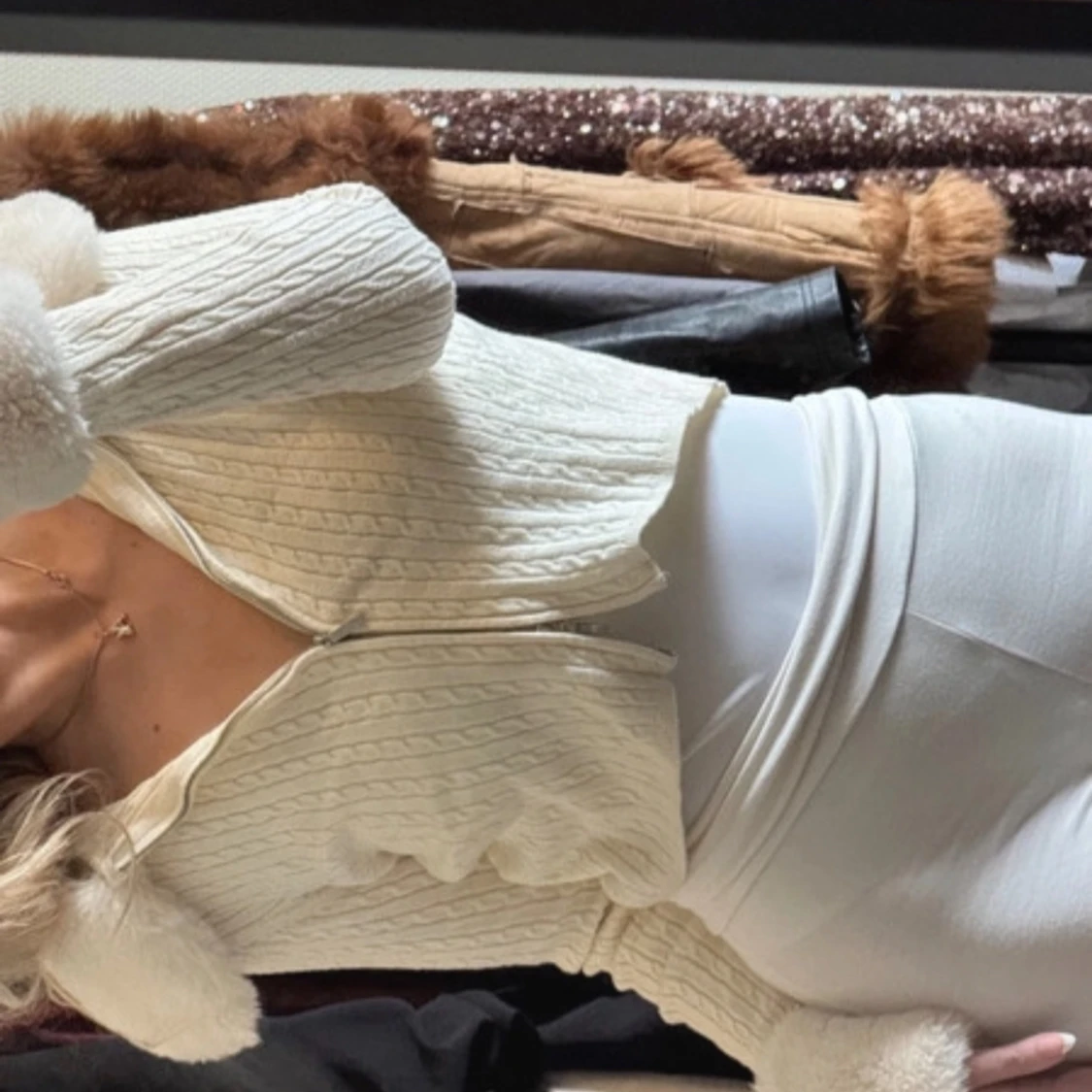 Vit stickad kofta med fuskpälsdetaljer - 2