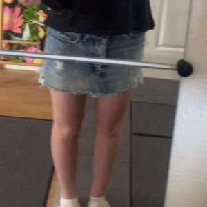 Blå jeanskjol från One Teaspoon - Säljer en blå jeans kjol från One Teaspoon. W27💕köpt för 1500 och finns inte kvar på deras hemsida eller butik🥰