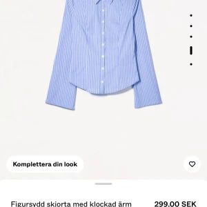 Figursydd skjorta med klockad ärm - 3 skjortor köpta på bershka i storlek XS men sitter för tajt på mig, blåskjorta=250kr brun= 300kr vit=250kr . Pris kan diskuteras om man väljer att köpa alla 3:) 