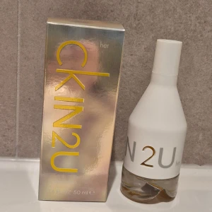CK IN2U Her Eau de Toilette 50 ml - CK IN2U Her är en Eau de Toilette från Calvin Klein. Flaskan innehåller 50 ml. Endast testsprayad. 