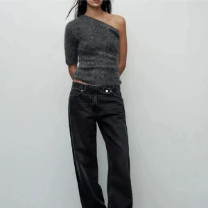 Grå stickad oneshoulder-tröja - en snygg slutsåld stickad oneshoulder-tröja från Zara ❤️