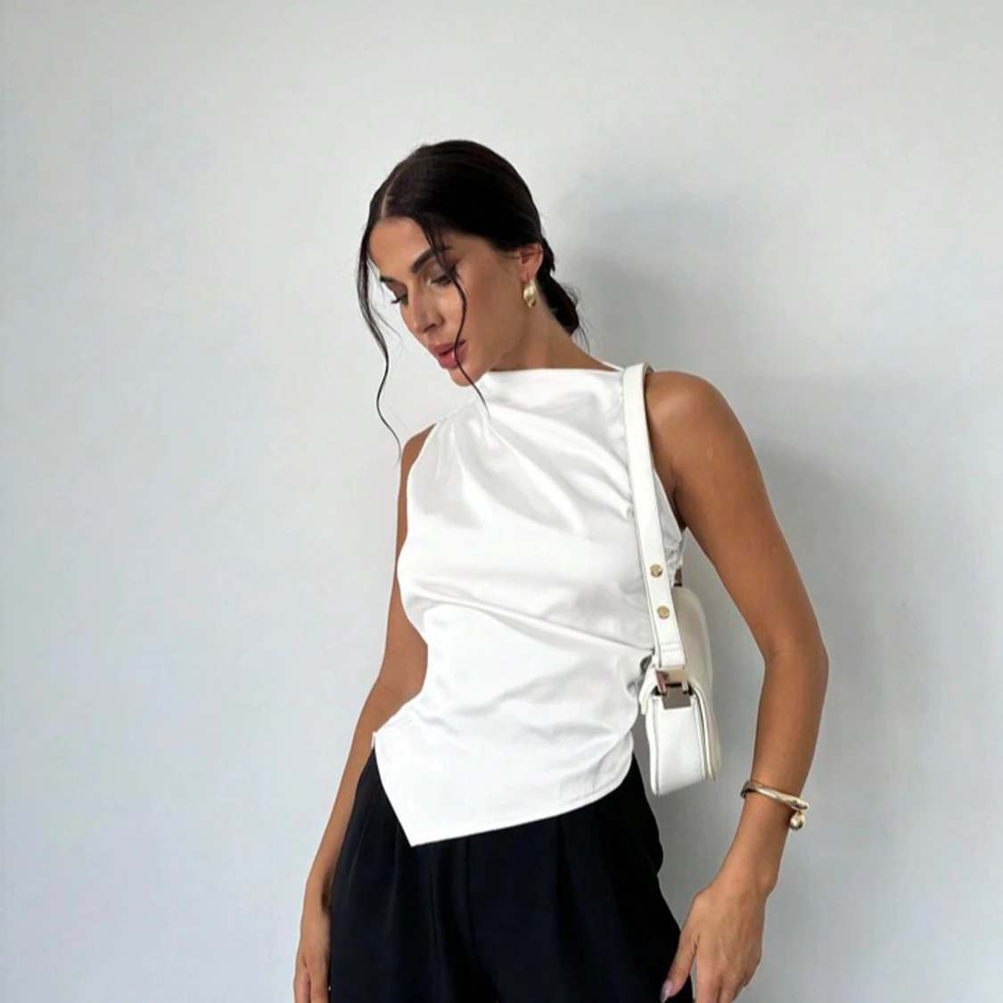 Vit ärmlös omlottopp