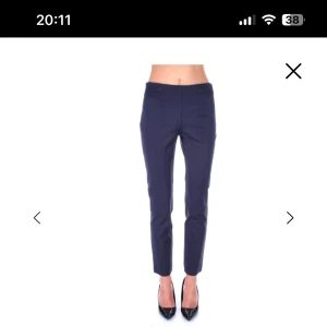 Svarta kostymbyxor från Lauren Ralph Lauren - Snygga marinblå  byxor från Lauren Ralph Lauren med klassisk rak passform. Byxorna har hög midja och är perfekta för en stilren look., Lknar de på ”internetbilden”. Dragkedja i sidan. Använda 5 ggr, nypris 1750 kr. 