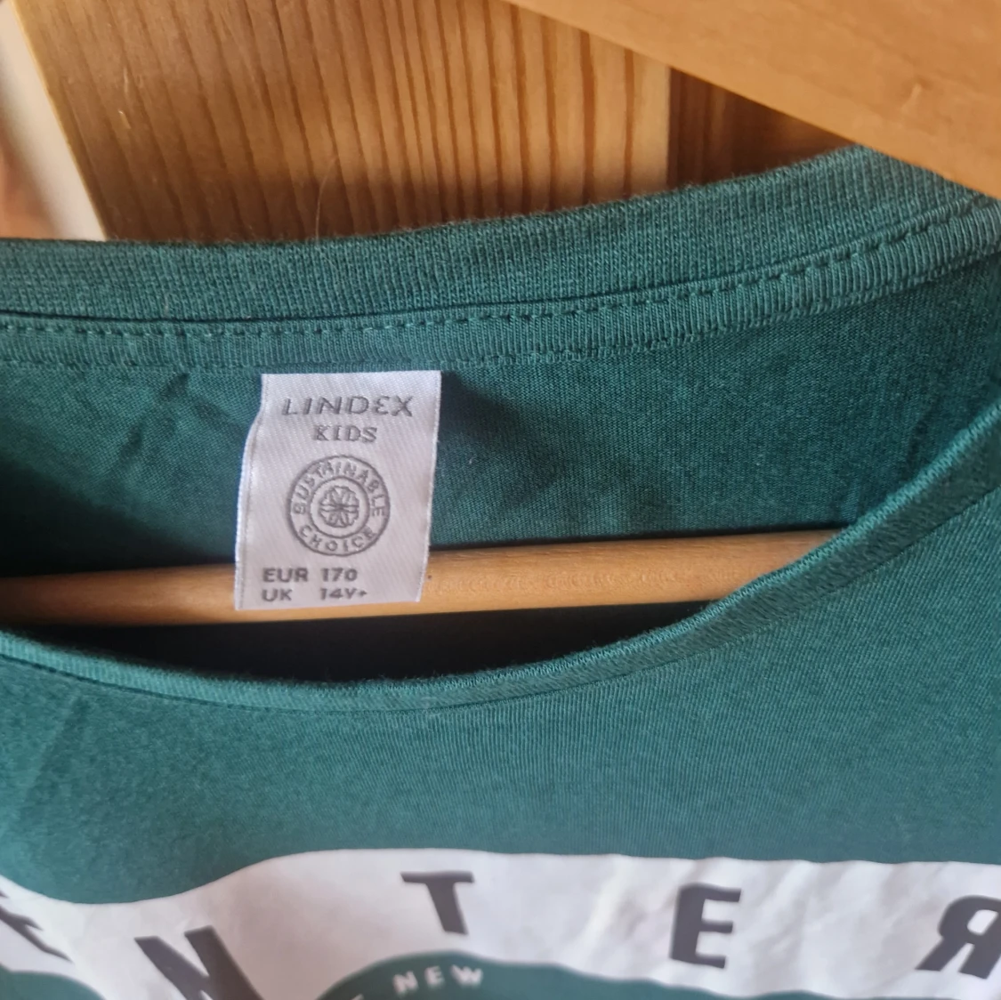 Grön t-shirt med tryck från Lindex - 3