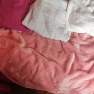 Blå jeansbyxor med klassisk passform plus andra kläder  - Säljer ett par blå jeansbyxor med normal passform. Byxorna har raka ben och klassiska sömmar längs sidorna. Perfekta för en avslappnad stil och passar till det mesta i garderoben. Är paketpris som gäller stl L Xl pma för mer information 