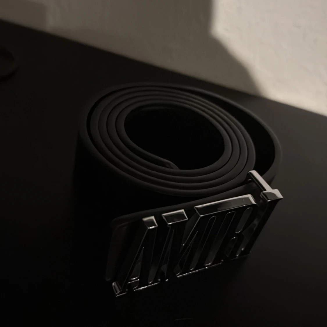 Svart bälte med stor AMIRI-logga - 1