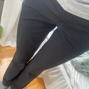 Bootcut kostymbyxor  - Kostymbyxor i modellen ”Vilma” 