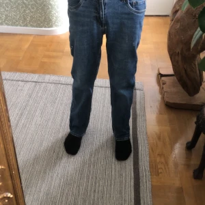 Levis 501 blå jeans - Klassiska blå Levis 501 jeans med rak passform och femficksdesign. Byxorna har normal midja, knappgylf och tydlig Levis-lapp bak i midjan. Perfekta för en avslappnad stil och passar till det mesta.  . Inga hål eller märken 