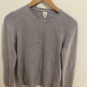 Ljusgrå unisex kashmirtröja  - Säljer en supermjuk och stilren unisex ljusgrå kashmirtröja från John Lewis.  Skicket är toppklass. Tröjan har rund halsringning, perfekt för lager-på-lager eller som den är. Sitter som en manlig XS och kvinnlig S