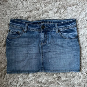 Blå jeanskjol  - Säljer en kort blå jeanskjol från Amisu!