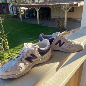 Vita och lila New Balance sneakers - 8/10 skick, haft de max 5 gånger. De har ba legat där i min källare. Köpt för 899kr