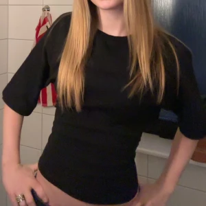 Knyt topp från Nelly - Svart knyt tröja med öppen rygg från Nelly. 