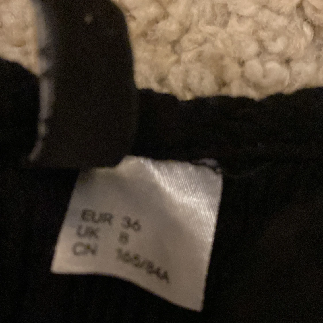 Svart kort klänning med smala axelband - 2