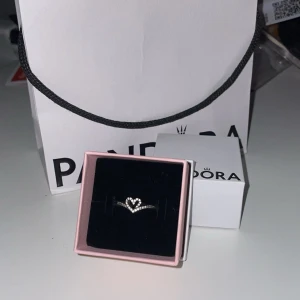 Pandora heart ring - Säljer min Pandora heart ring för har ingen användning av den längre💞 i storlek 48 använd några gånger bara i jätte bra skick💞