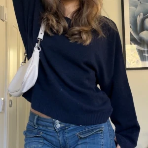 Mörkblå stickad tröja - Skön mörkblå stickad tröja med lös passform i relativt tunt tyg. Nypris 400 kr💕