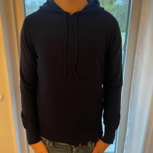 Kashmir/Merinoull Hoodie - En sjukt snygg mörkblå hoodie i 30% Kashmir och 70% Merinoull!🌟 Storlek Xs, modellen är 178. Perfekt tröja för våren och sommaren! Använd max 3 gånger, nyskick!🙏 Hör av dig vid intresse eller minsta fundering!😊