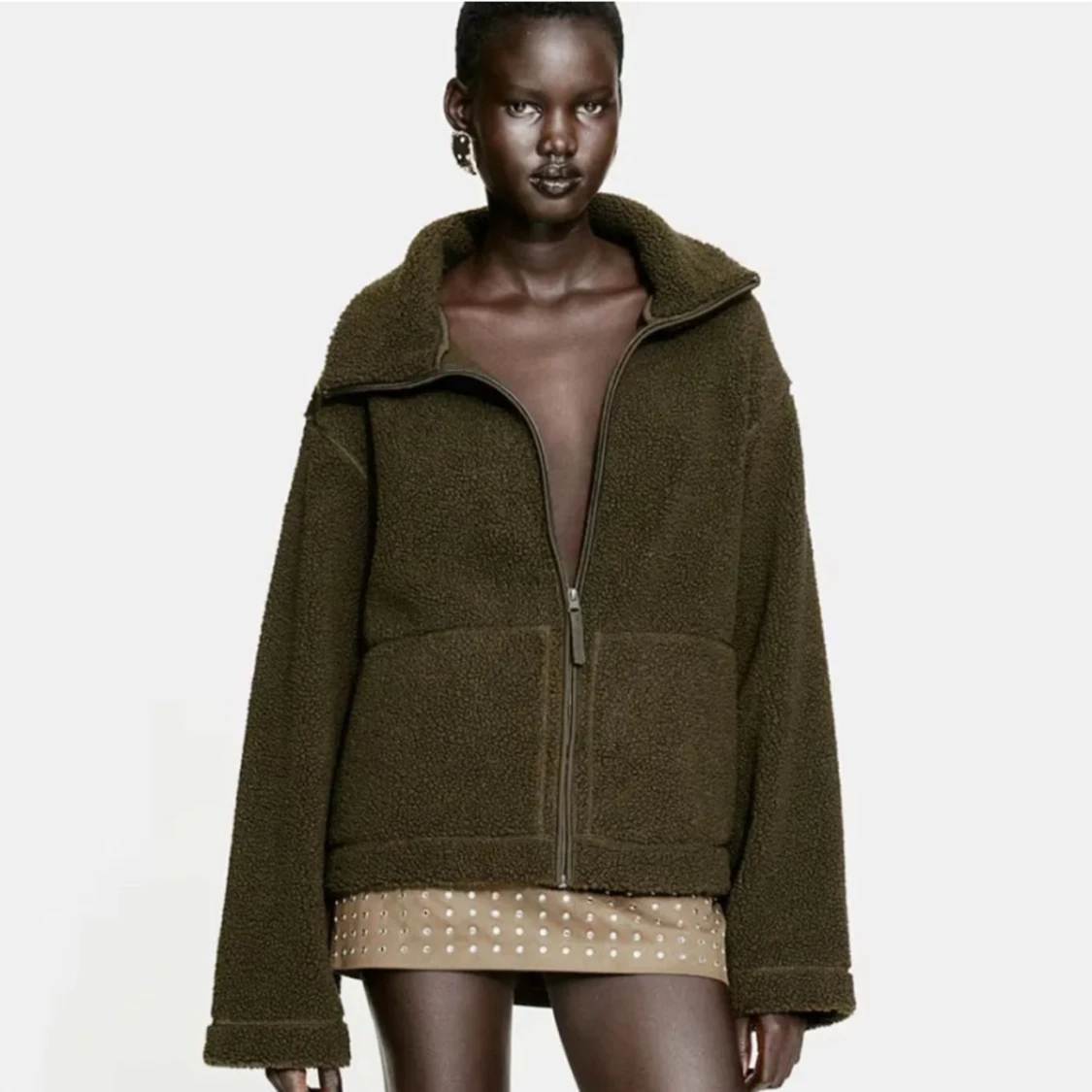 Olivgrön teddyjacka med dragkedja