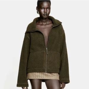 Olivgrön teddyjacka med dragkedja - Passar xs-s