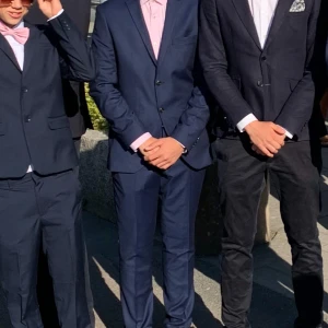 Mörkblå kostym Jack & Jones  - Säljer min brors kostym med matchande kavaj och byxor, som han hade på balen i 9:an.  Använd 1 gång. Modellen är premium super slim från Jack & Jones  Kostymen är i nyskick förutom en söm som gått upp vid armen (se sista bild) inget man tänker på dock. Kavaj-storek 48 Byxor- storlek 50