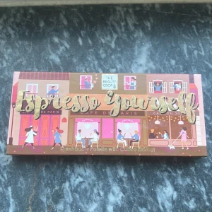 Espresso Yourself ögonskuggspalett från The Beauty Crop aldrig använd - Säljer en Espresso Yourself ögonskuggspalett med 21 olika nyanser inspirerade av kaffe. Paletten innehåller både matta och skimrande skuggor i bruna, guldiga, blå och neutrala toner. Perfekt för att skapa både naturliga och mer kreativa ögonlooker.