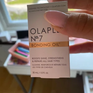 Olaplex No.7 Bonding Oil - Olaplex No.7 Bonding Oil är en lätt, gyllengul hårolja i en genomskinlig plastflaska. Oljan boostar glans, stärker och reparerar alla hårtyper. Flaskan rymmer 30 ml och har en smidig, rundad design. Den är aldrig använd och är helt oöppnad