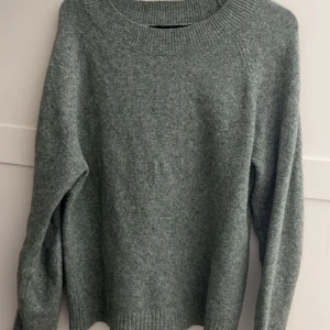 Militär grön stickad tröja från Vero Moda - Militär grön stickad tröja från Veronica i bra skick i storlek S