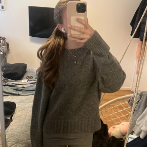 Grå stickad tröja från Zara - Mysig grå stickad tröja från Zara med rund halsringning och breda ribbade muddar vid ärmslut. Köpt för 450kr. Pris kan diskuteras 