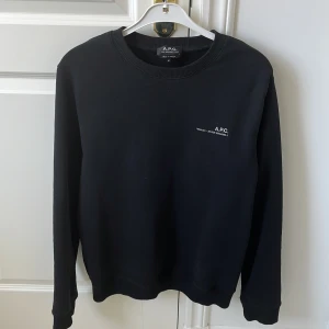 Apc sweatshirt - Kolla tidigare annonser för att se hur den passar mig som är 178, 72 kg. Kom med frågor! Nyskick. 9/10. Passar Medium 