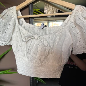 Vit topp - Säljer denna superfina vita toppen från New yorker i st M för att den tyvärr inte kommer till användning. Den är bara använd 2 gånger så är i väldigt bra skick. Säljer den för 50kr+frakt