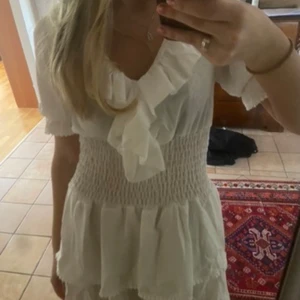Vit klänning  - Superfin vit klänning, aldrig använd då jag valde en annan klänning till studenten.