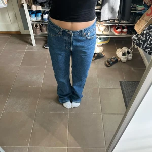 Jeans från weekday - Mörkblåa jeans från weekday, waist i 29 och längd 32, aldrig använda💕