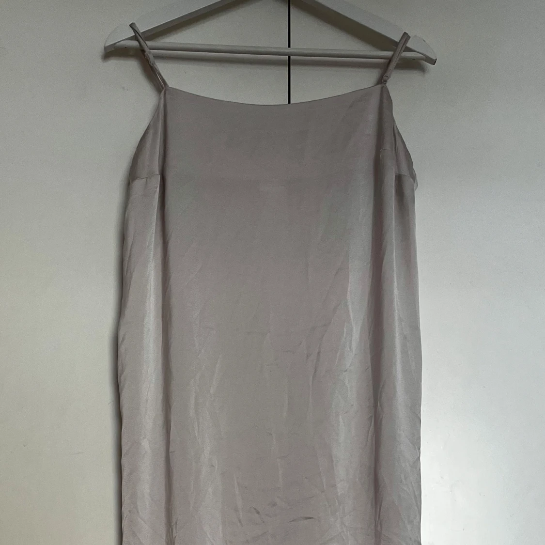 Ljusbeige axelbandslös klänning