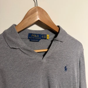 Grå pikétröja från Ralph Lauren - Säljer en stilren grå pikétröja från Ralph Lauren i storlek XS. Nypris är ca 1200-1700. Den är endast provad en gång och i väldigt bra skick. Skriv gärna vid funderingar eller prisförslag. Tröjan går att kombinerad med andra saker i min profil för ett bättre pris😃