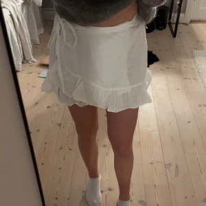 Omlott kjol  - Söt omlott kjol från Nelly🤍Sparsamt använd - säljer då  den inte kommer till användning. 