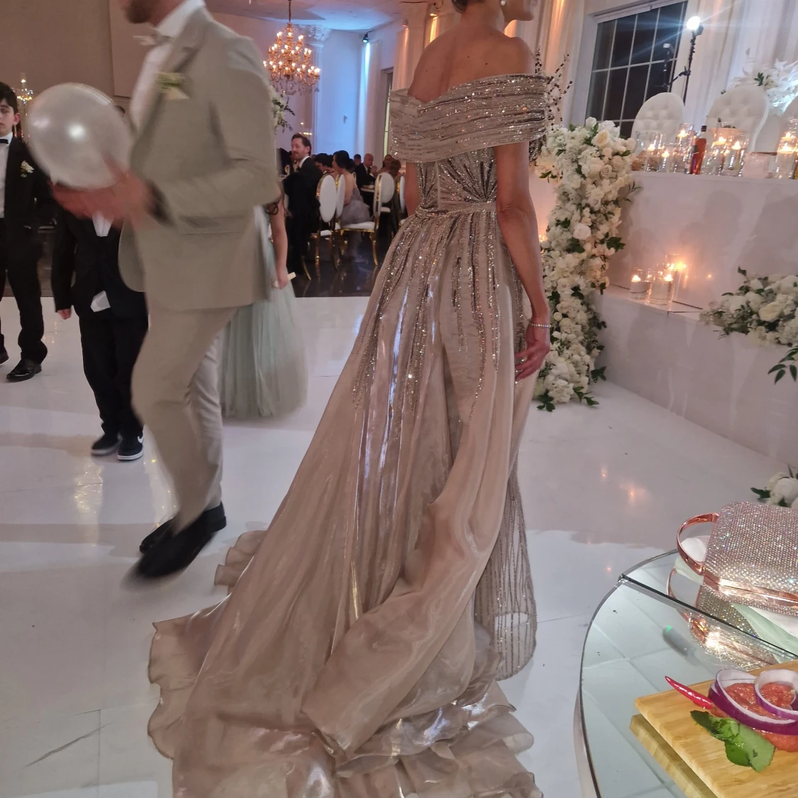 Glittrig guldig, bronsig långklänning med offshoulder - 2