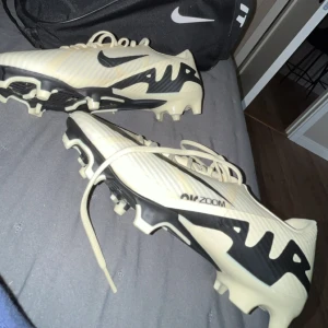ZOOM MERCURIAL VAPOR 15 ACADEMY FG/MG FOTBOLLSSKOR - Använd jätte lite typ helt ny