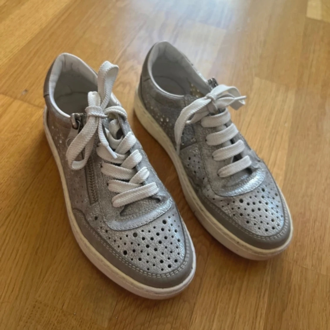Silvriga sneakers från Rieker med snörning stl 36