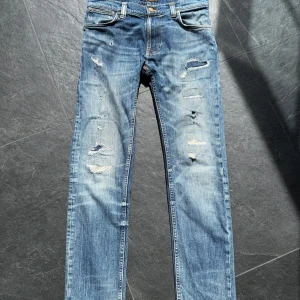Unika Nudie jeans  - Tja säljer just nu dessa galet feta Nudie jeans som är svåra att få tag på, jeansen har slitningar som är i från frabrik. Storlek 30-32, modell - lite oklart men sitter som Grim Tim. 