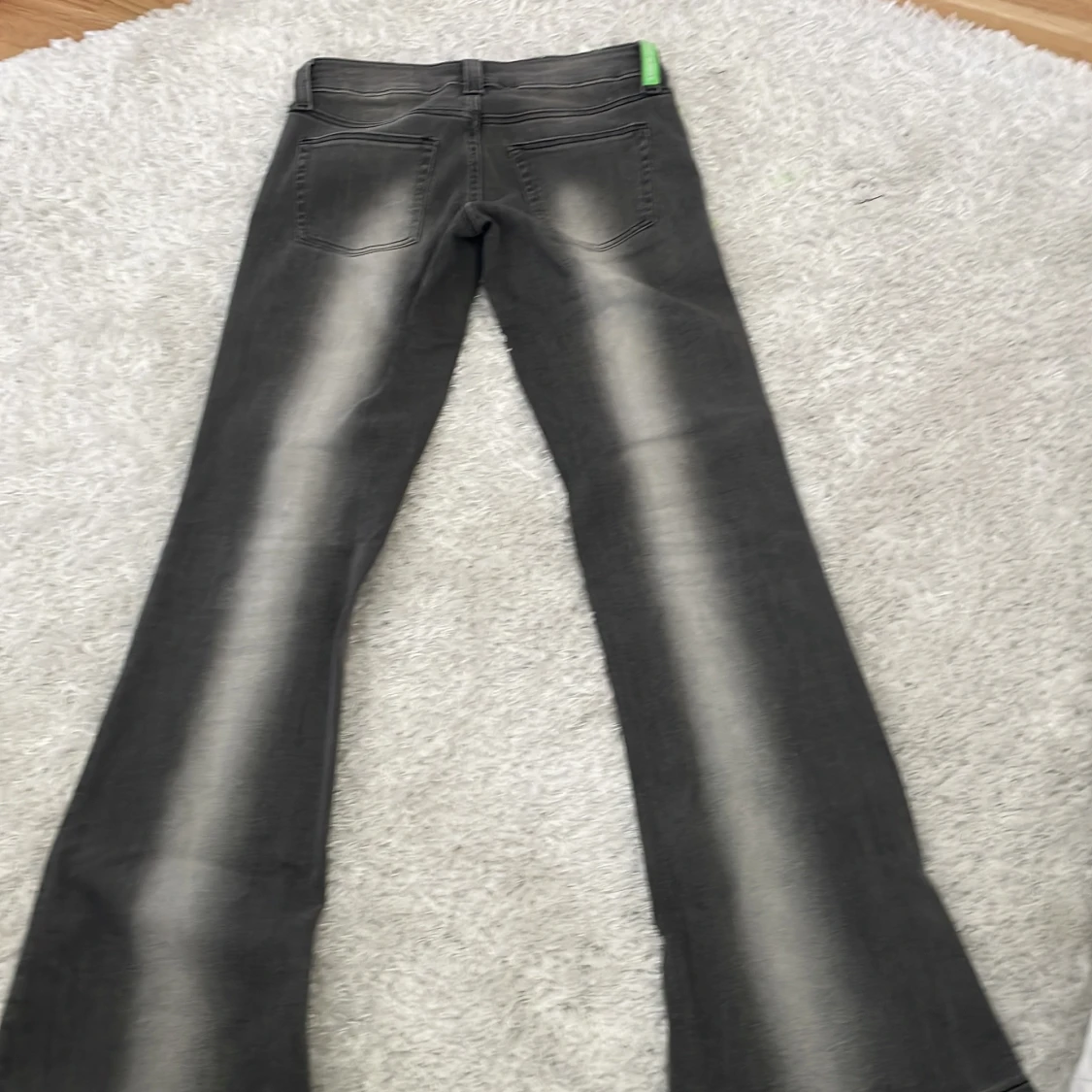 Grå bootcut jeans från weekday❤️ - 1