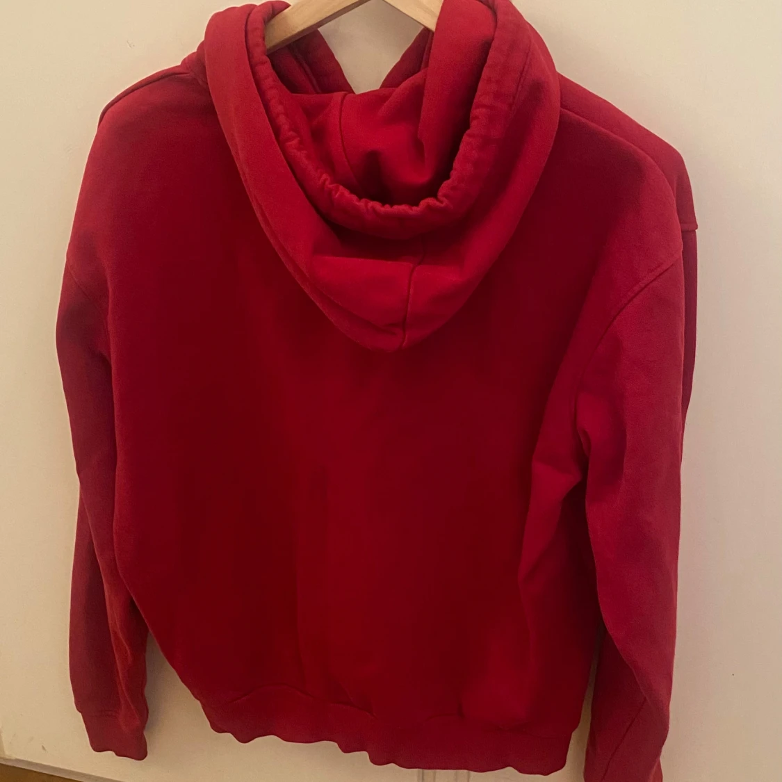 Röd oversized hoodie från Weekday - 1