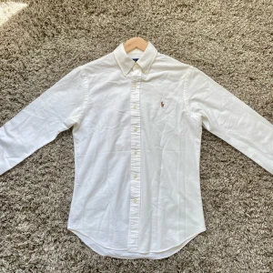 Ralph lauren skjorta - Säljer denna rikigt feta Oxford Slim fit Ralph lauren skjortan som är perfekt nu till sommarn !⭐️ Skick : 9,5:10!🤝 Storlek : S!🙌 Hör gärna av er om ni har funderingar!👍