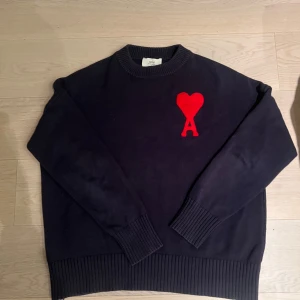 Ami Paris tröja -  Mörkblå tröja från Ami Paris. Självklart äkta, är 180 på bilden och väger 65. Den är lite uttöjd men passformen är lite stor så den sitter bra.