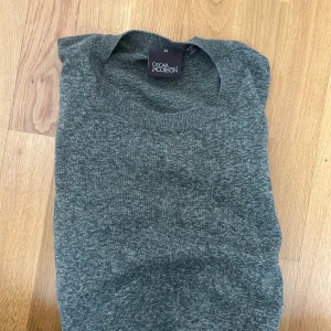 Oscar Jacobson tröja - Säljer än grön stickad tröja från Oscar Jacobson i strlk M. Säljs då den inte används så mycket.                                                                        Pris kan sänkas vid snabb affär