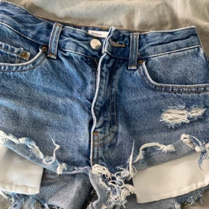 Jeans shorts mid waist - Säljer dessa snygga jeans shorts från bershka som är mid waist, aldrig andvända!! 💓 midjemått rakt över: 31/32. Bilder från förra säljaren 🙏🏼🙏🏼